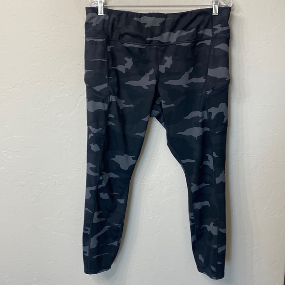 Athleta black camo crop leggings size XL. - Picture 1 of 16